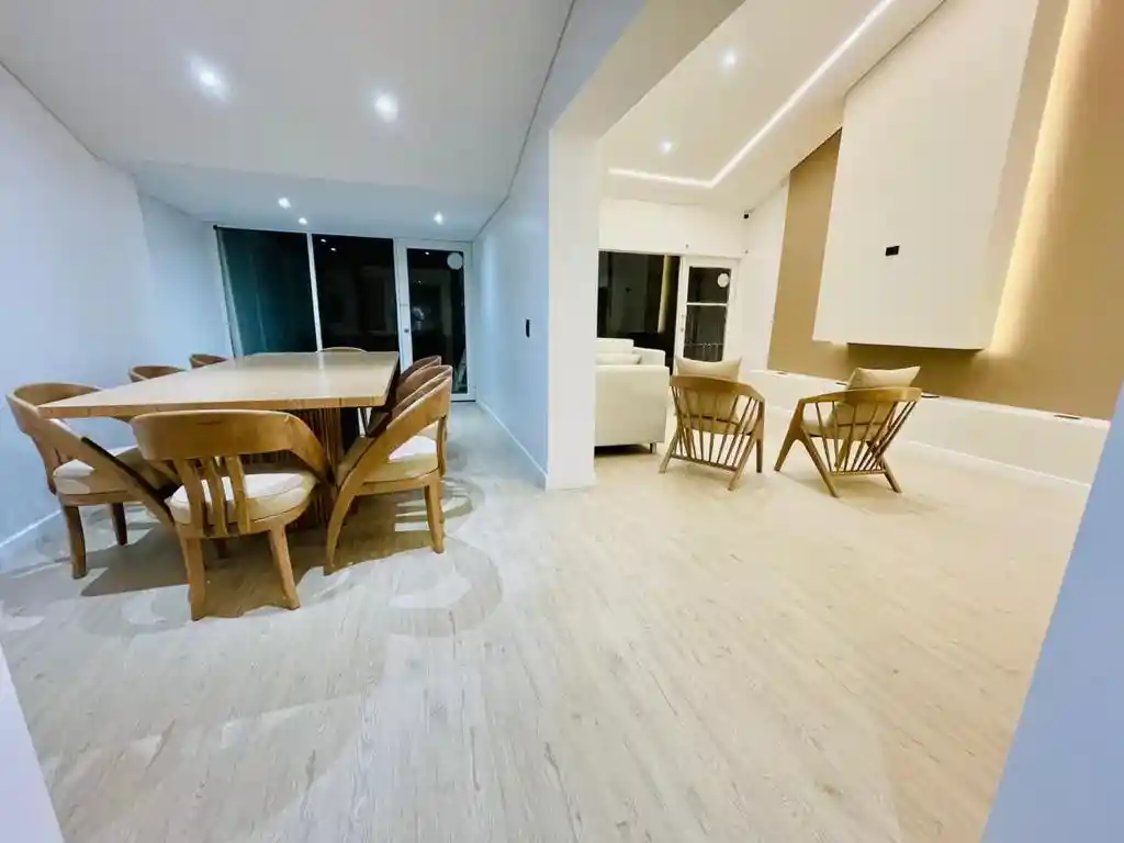 Sala y comedor luminosos con muebles de madera
